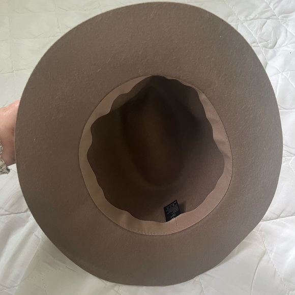 Stylish hat for fall - Picture 3 of 5